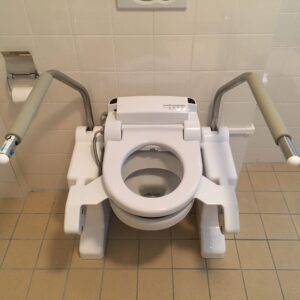 Diagonale toiletlift met geïntegreerde douchewc