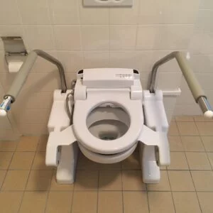 Diagonale toiletlift met geïntegreerde douchewc