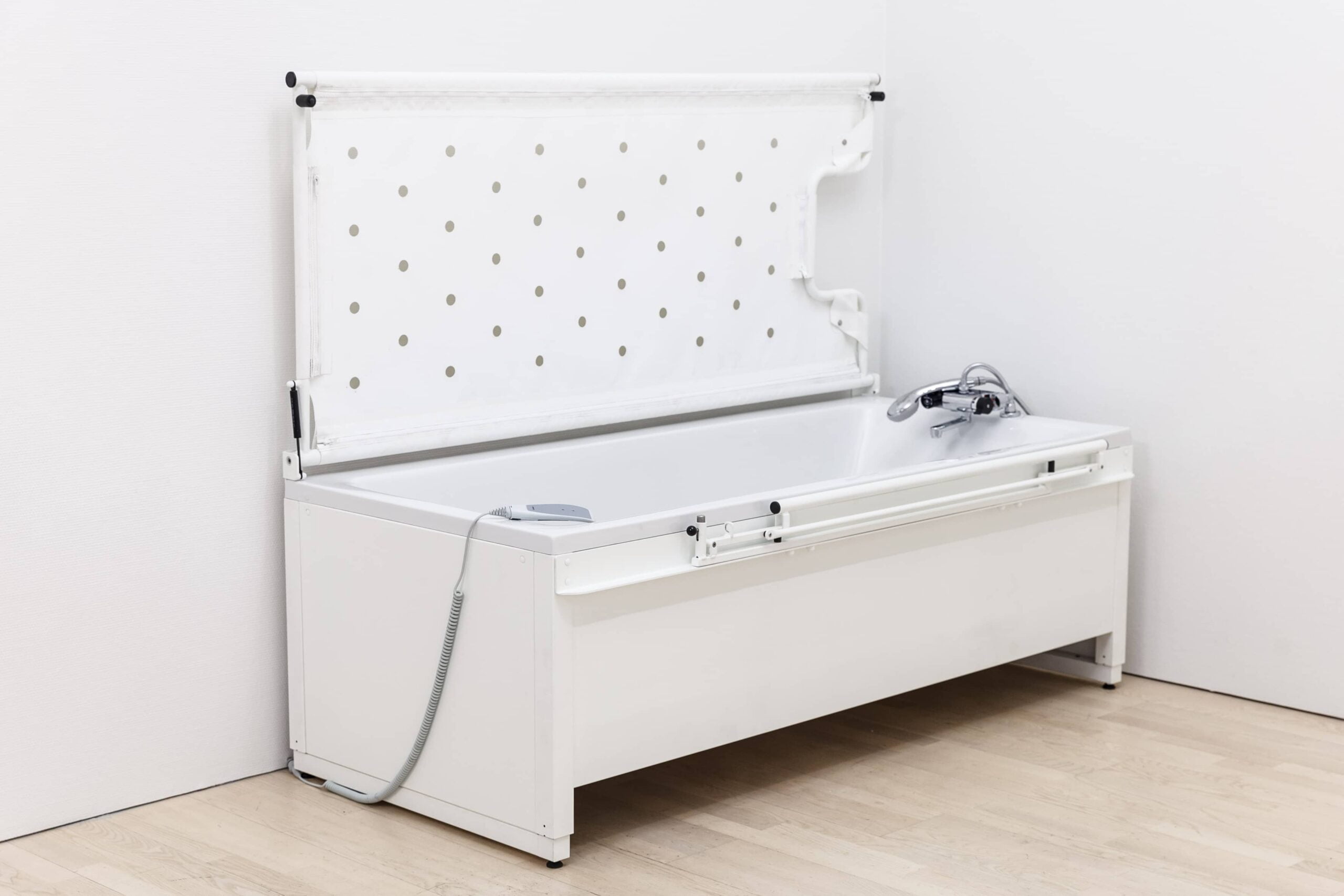 Ropox-Bathtub-with-cover-up-scaled-1.jpg